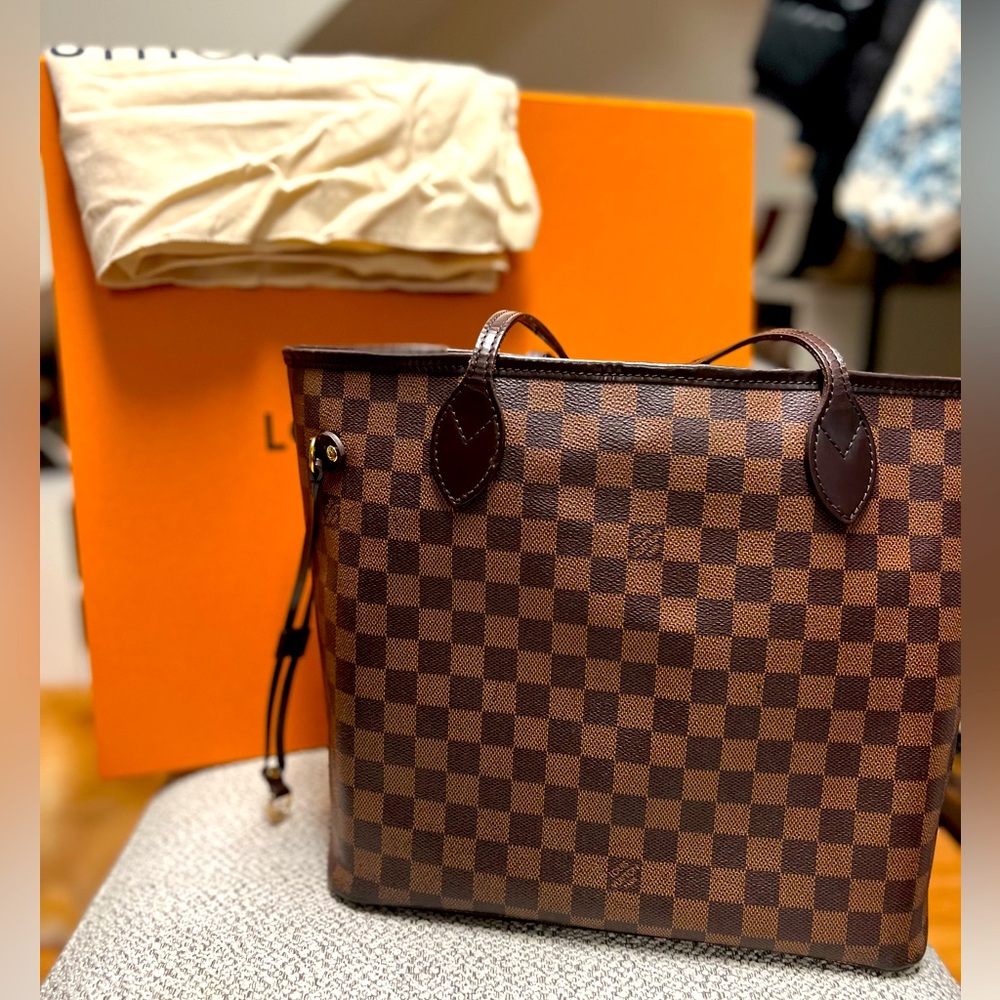 Pre-loved LV Neverfull MM tote in Damiere Ebene canvas. Perfect for everything!